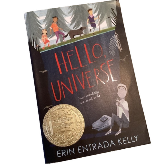 Hello Universe by Erin Entrada Kelly - Picture 1 of 3